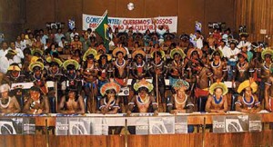 Povos indígenas presentes na Constituinte, lutando por seus direitos. Imagem do arquivo da Câmara dos Deputados.