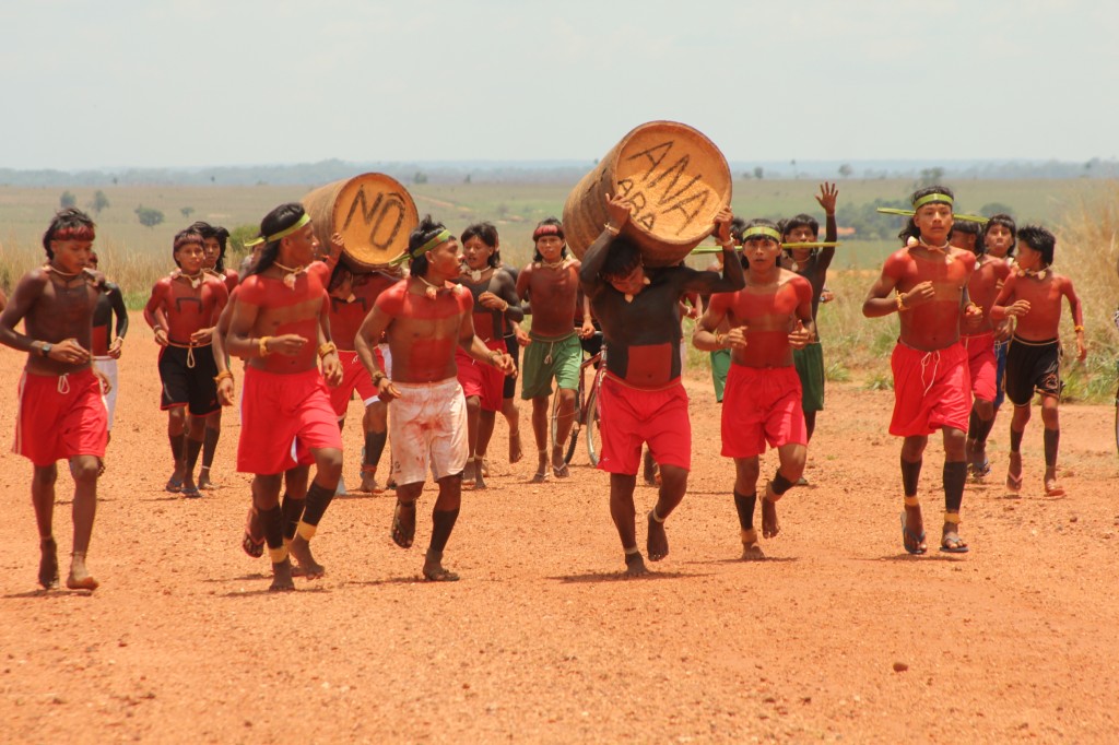Uiwede – corrida com tora de buriti na TI Marãiwatsédé, MT. Imagem de Lilian Brandt.