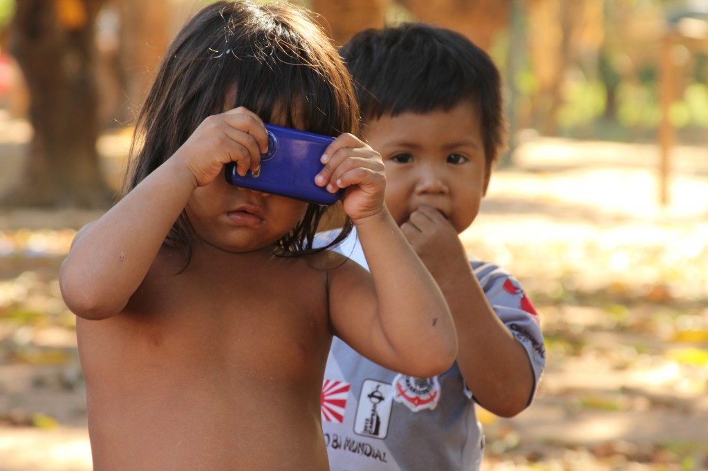 Crianças Tapirapé, TI Urubu Branco, MT. Imagem de Lilian Brandt.